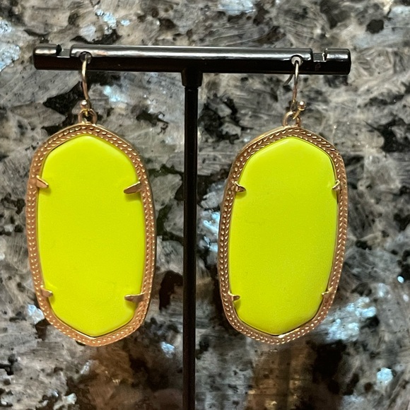 Kendra Scott Vintage Neon Yellow Danielle Statement Earrings In Gold - Picture 5 of 8